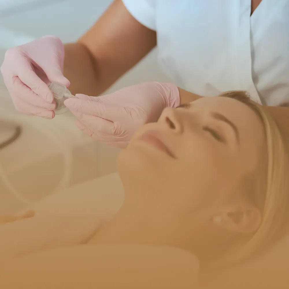 Profesional de Dermallum con bata blanca y guantes trabajando junto a la cara de una clienta